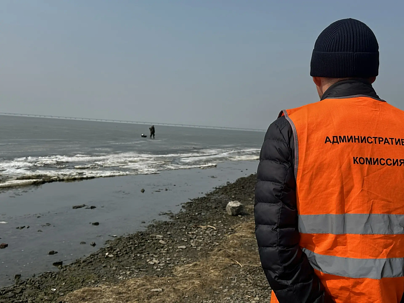 Во Владивостоке спасли двух рыбаков, рисковавших жизнью на тонком льду пресс-служба администрации Владивостока