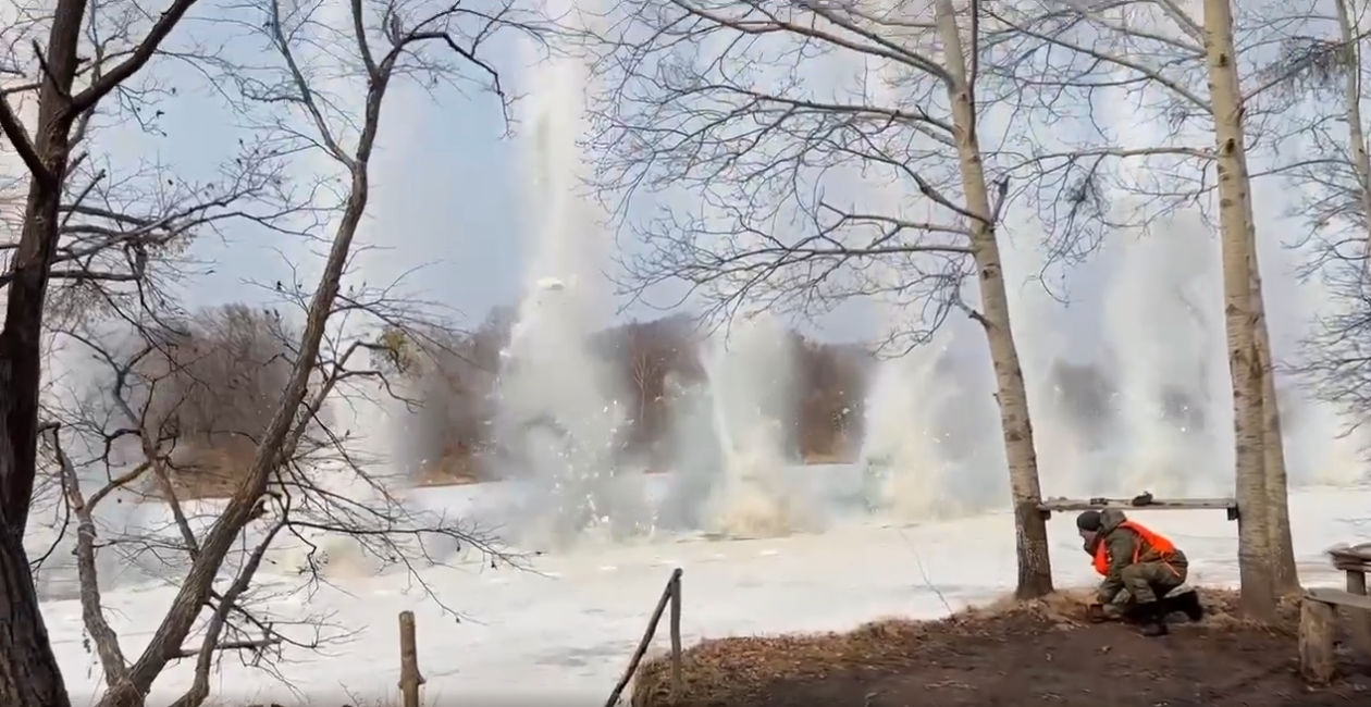 Мост спасли взрывом Скриншот из видео ТГ-канала (18+) МинГОЧС Приморья