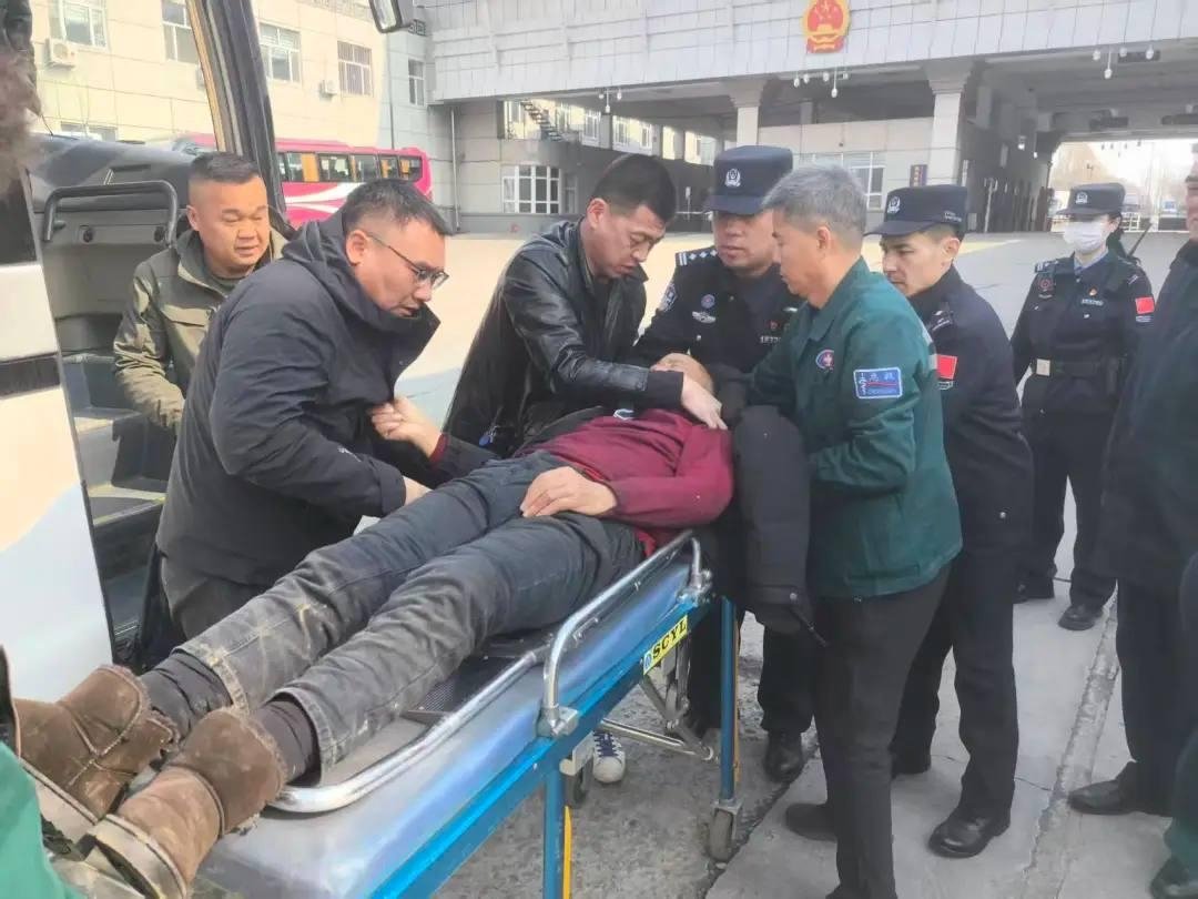 Мужчине потребовалась экстренная помощь медиков Tg-канал (18+) Biang.ru