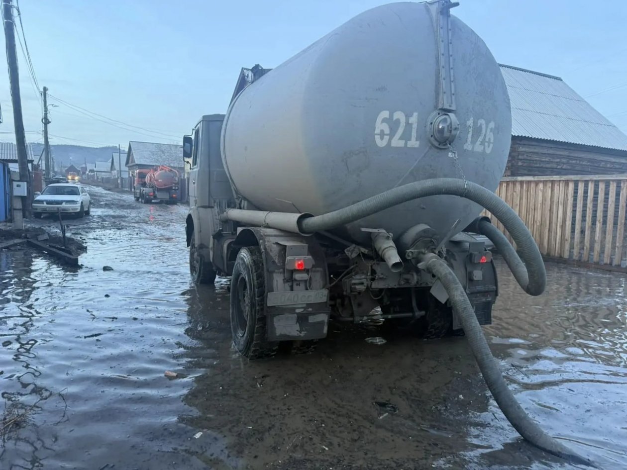 В Улан-Удэ откачивают талые воды с улиц и дворов администрация г. Улан-Удэ