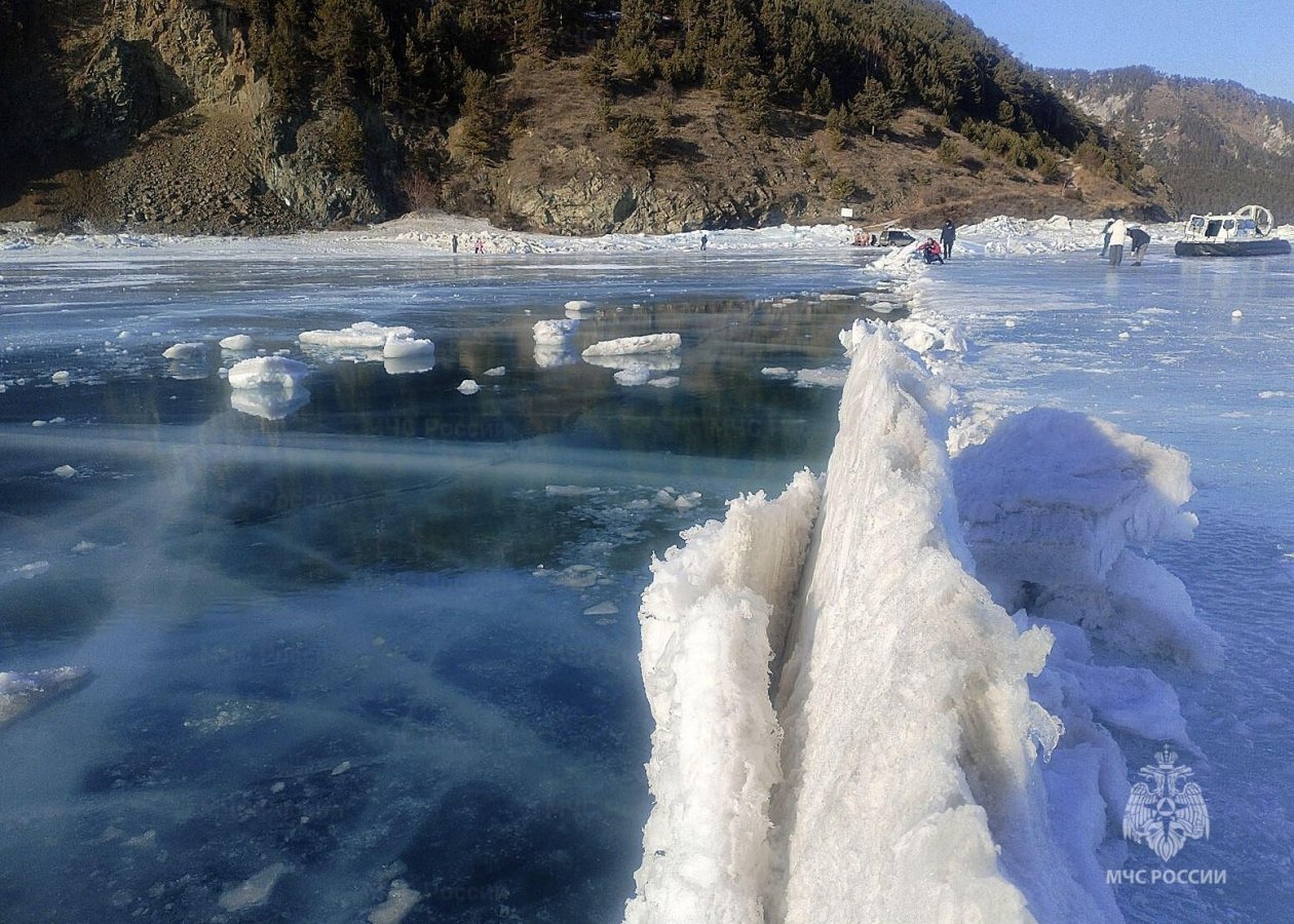 Крупные трещины замечены на льду Байкала в популярных туристических местах Пресс-служба ГУ МЧС России по Иркутской области