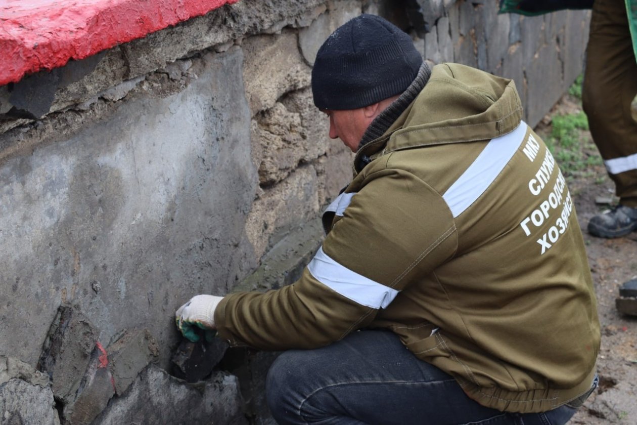 Подпорную стену вдоль Чкалова приводят в порядок Соцсети О. Каторгина