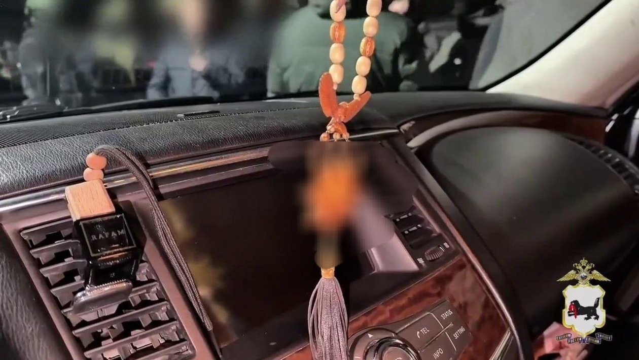 В Иркутской области у мигранта в машине нашли пистолет и криминальные атрибуты Пресс-служба ГУ МВД России по Иркутской области