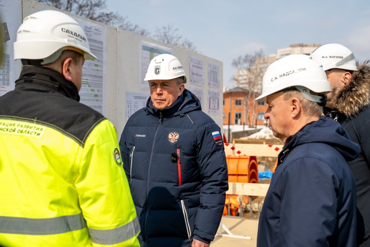 Лимаренко проверил строительство продления улицы Горького и ремонт корсаковской трассы пресс-служба регионального правительства