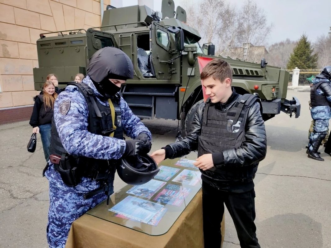 У Дома Армии развернулась выставка вооружения и экипировки пресс-служба Управления Росгвардии Приморья