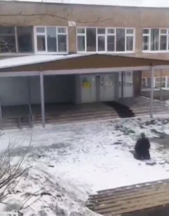 Мужчина отблагодарил школу в Братске на коленях - в ситуации разбирается МВД тг-канал (18+) &quotБратчане&quot