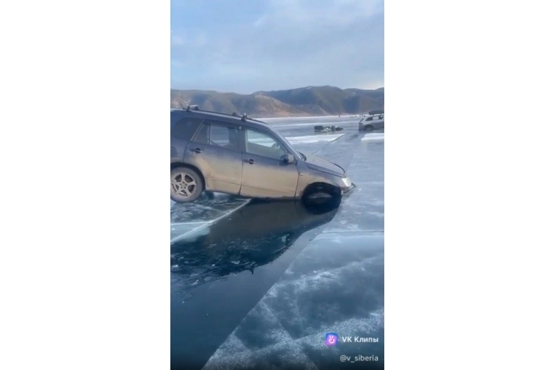 На Байкале еще один автомобиль провалился в трещину на льду &quotРыбалка в Сибири и Байкале&quot во &quotВКонтакте&quot (12+)
