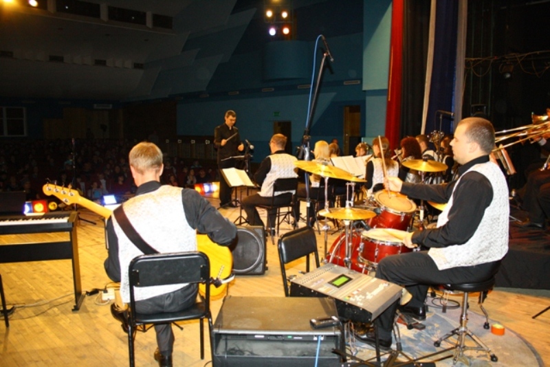 В городском ДК играет духовой оркестр, Фото с места события собственное