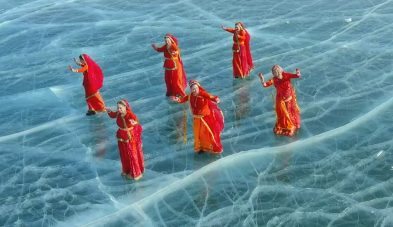 На Байкале сняли ролик с болливудским танцем, который посвятили прокату комедийного фильма &quotКоролек моей любви&quot ТНТ