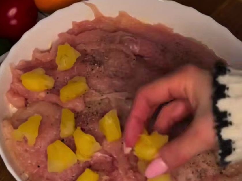 Куриное филе под сырной шапочкой с ананасами: для тех, кто любит необычные сочетания канал &quotРецепты| Десерты Супы Закуски&quot (12+)