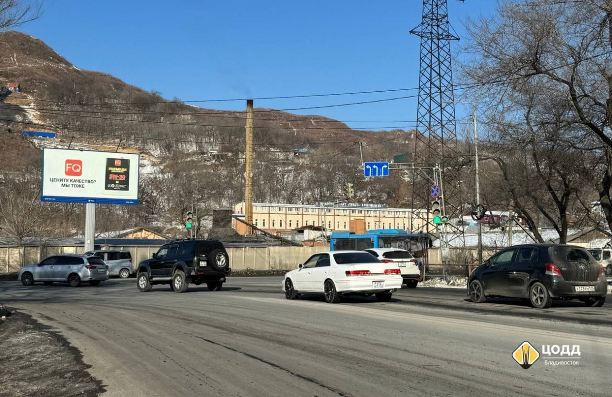 На перекрёстке Деревенской и Снеговой во Владивостоке перенастроили работу светофора из-за аварий Пресс-служба ЦОДД