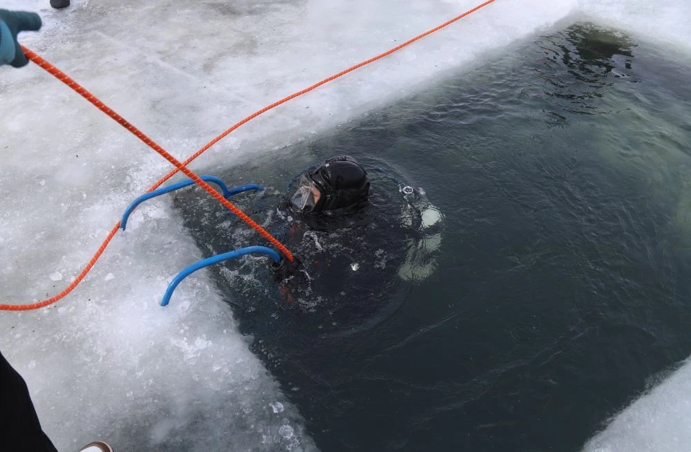 Водолазы Службы спасения Якутии тренируются в реке Лена Служба спасения РС (Я)