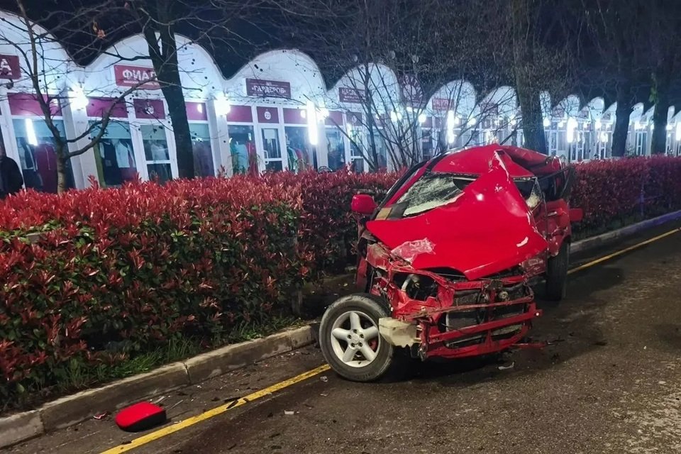 Спасателям в Сочи пришлось вырезать тело погибшего водителя из разбитого всмятку авто Пресс-служба ЮРПСО МЧС России