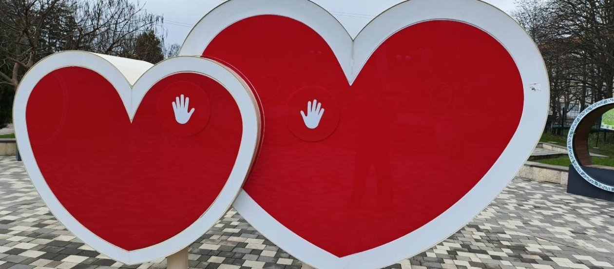 Подросток восстановил, повреждённые им сердца на Аллее любви в Железноводске Соцсети главы Железноводска Евгения Бакулина
