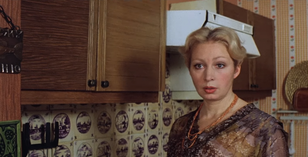 Поклонники Татьяны Васильевой справятся на раз-два: вспомним 5 лучших ролей актрисы Кадр из фильма &quotСамая обаятельная и привлекательная&quot (12+)