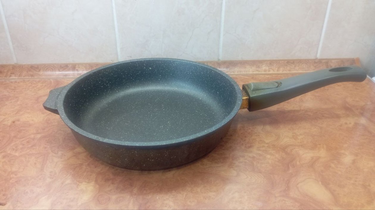 Добавила 2 ложки в кипяток - и черная корка нагара сползла со сковороды сама фото автора