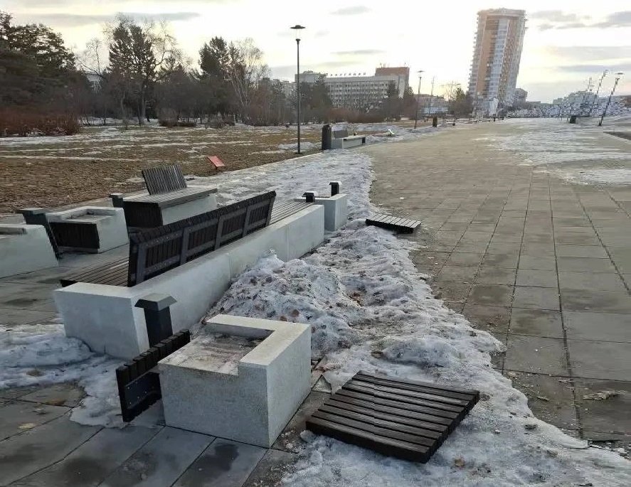 Неизвестный вандал сломал лавочки на территории &quotТрибуна Холл&quot в Благовещенске  канал в мах (18+) мэра Благовещенска