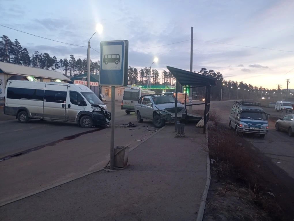 ДТП на остановке: в Улан-Удэ маршрутка столкнулась с внедорожником ГИБДД по Бурятии