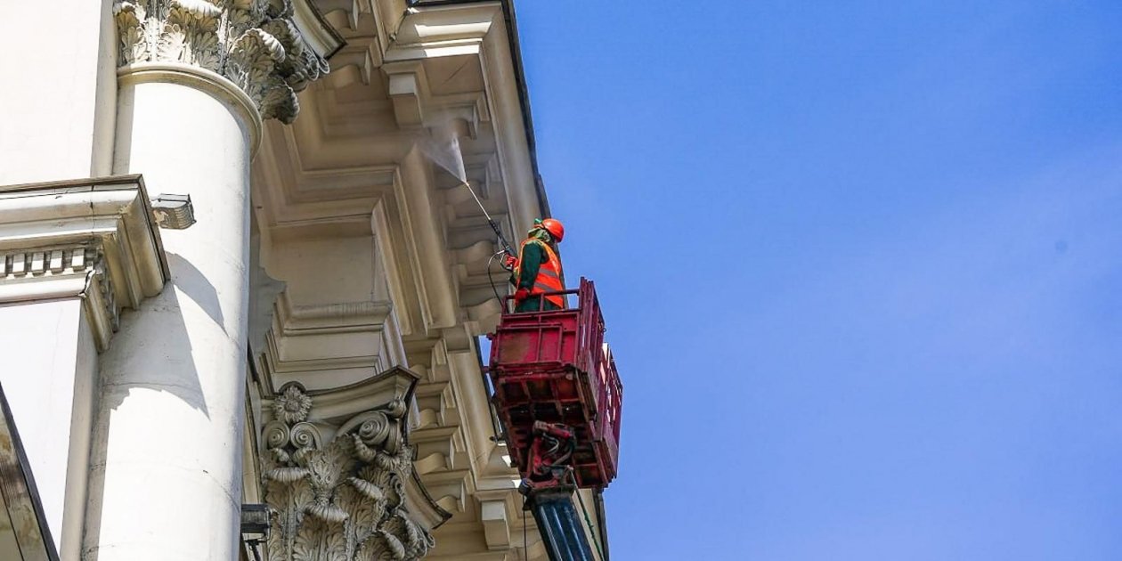 В центре Москвы начали обновлять фасады после зимы https://www.mos.ru