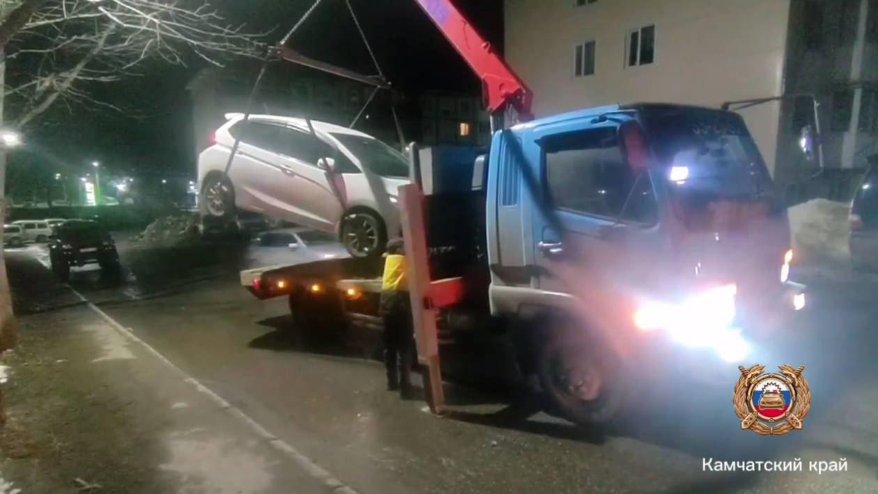 Автомобили эвакуировали ночью в Петропавловске-Камчатском Госавтоинспекция Камчатского края