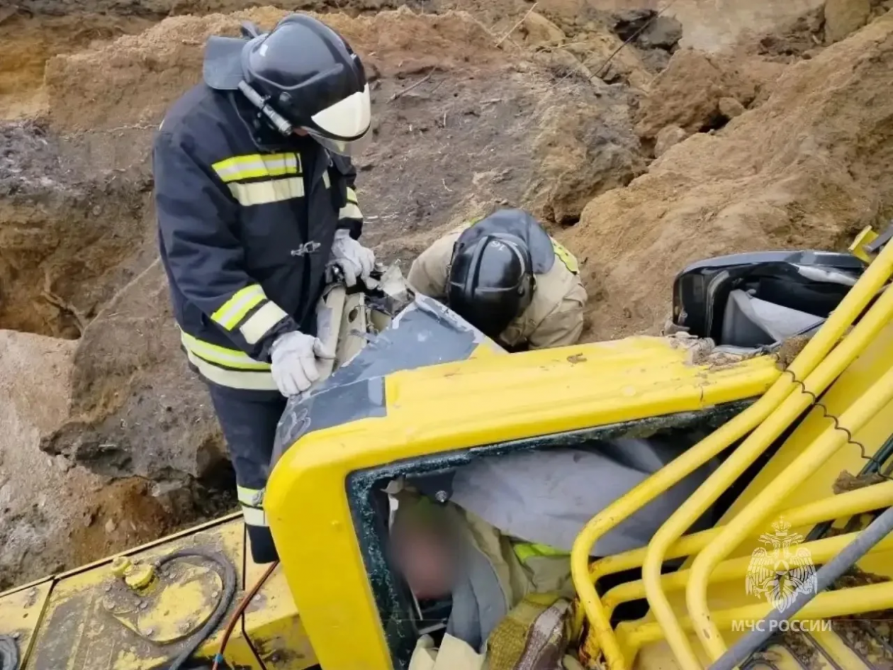 Грунт придавил спецтехнику во время земляных работ ГУ МЧС России по Амурской области