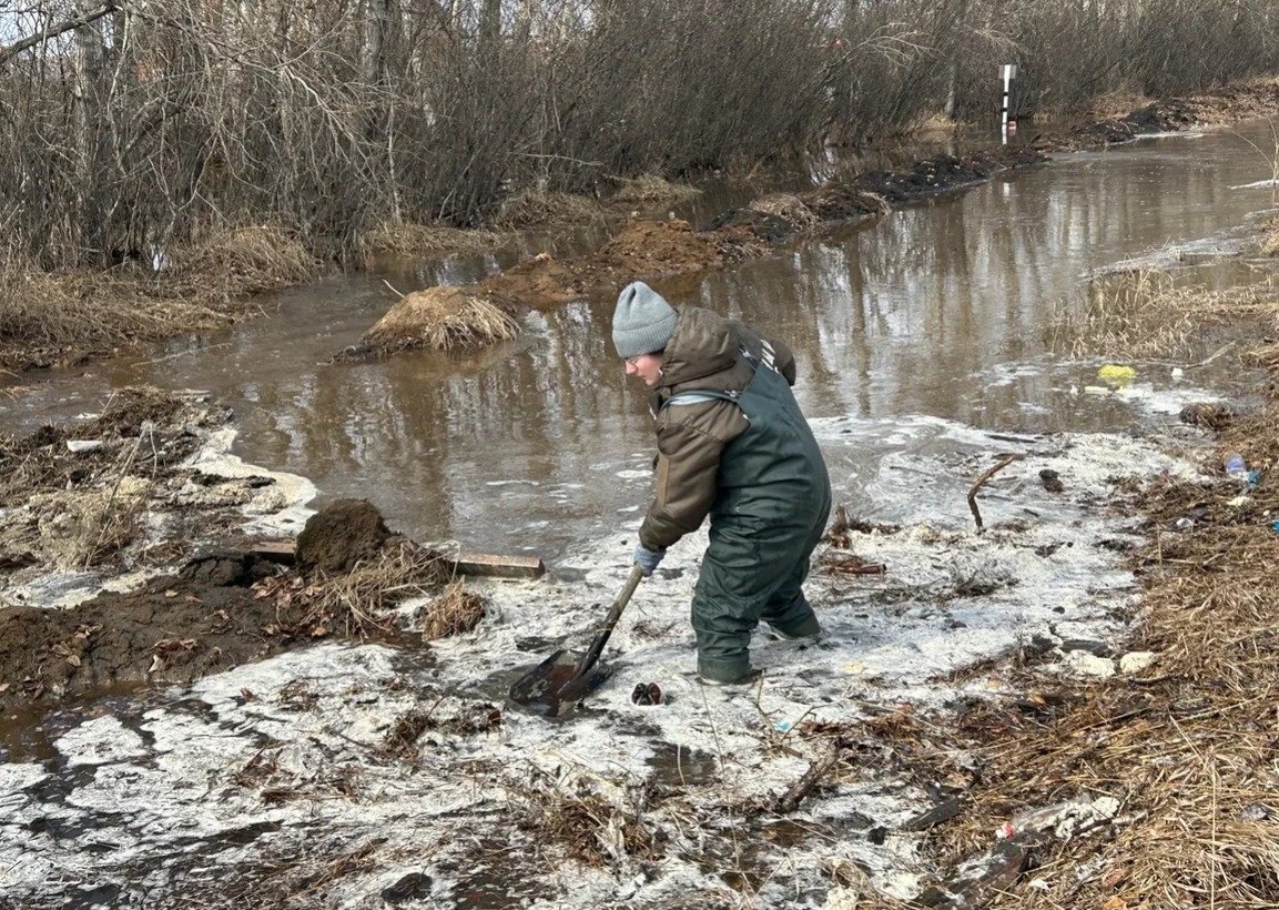 Молодежка НФ третьи сутки помогает жителям Хомутово справиться с паводком Пресс-служба регионального отделения НФ