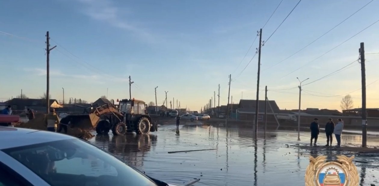 В одном из поселков Приангарья ограничили движение из-за талых вод на дороге Госавтоинспекция региона