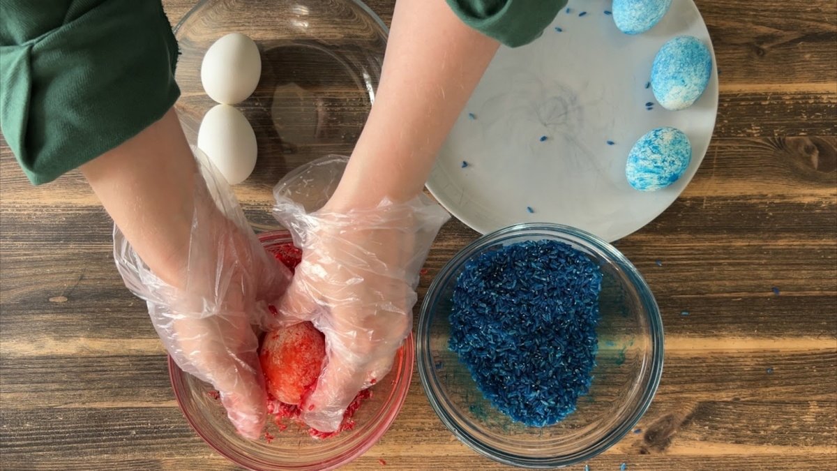 Красим яйца к Пасхе в рисе: получаются яркие и модные - даже дети справятся дзен-канал &quotСладкий персик&quot (12+)