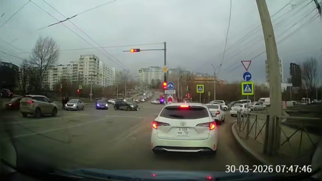 ДТП с участием легковушек произошло в Свердловском районе Иркутска Тг-канал &quotДТП38&quot (18+)