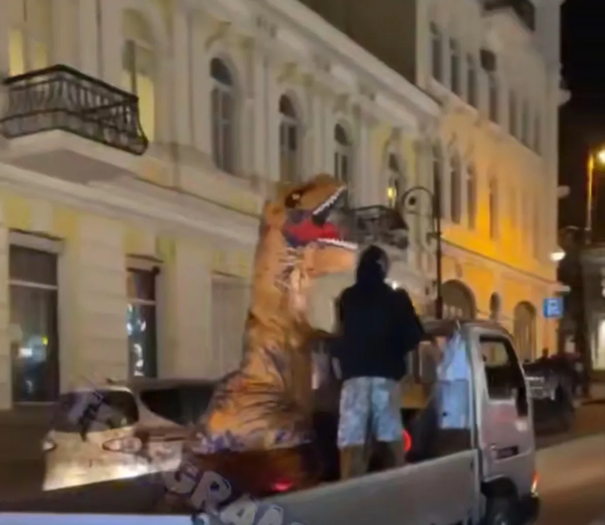 ночная выходка жителя в костюме дракона разгневала приморцев tg-канал (18+) svodka25