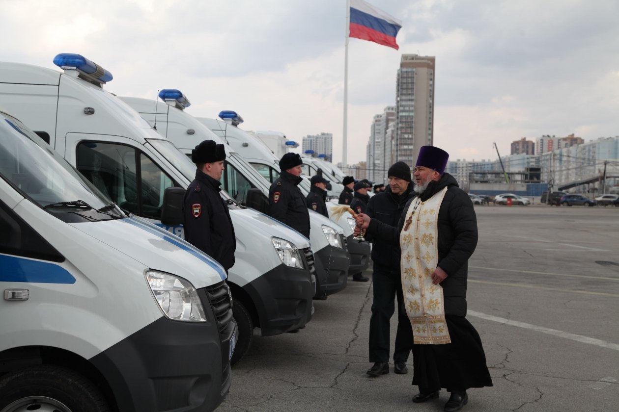 Ключи от новых служебных авто вручили сотрудникам УМВД Хабаровского края Предоставлено пресс-службой УМВД России по Хабаровскому краю