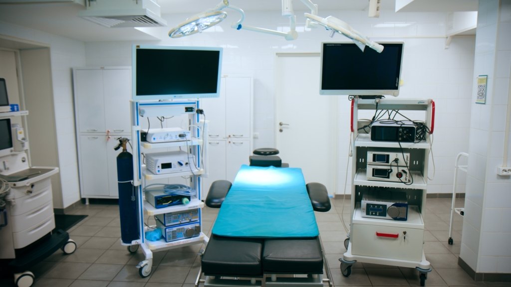 Поликлиника во Владивостоке начала делать сложные урологические операции по ОМС Артём Днепровский