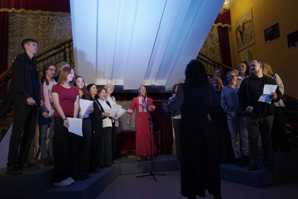 Хор из зрителей театра Игорь Антонов