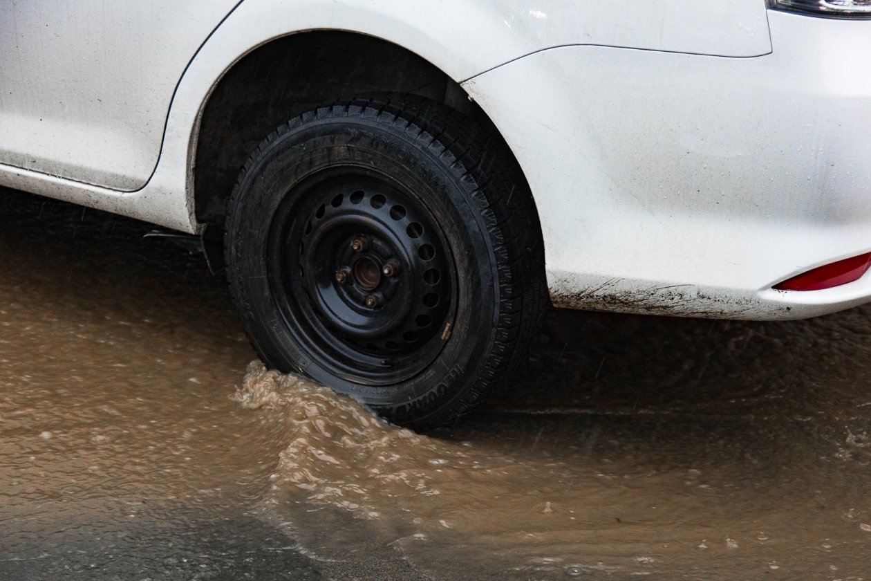 Дождь, машина Илья Аверьянов, ИА PrimaMedia.ru