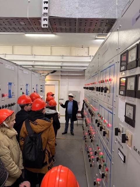 Хабаровские электрические сети провели профориентационную экскурсию для старшеклассников Предоставлено пресс-службой АО &quotДРСК&quot