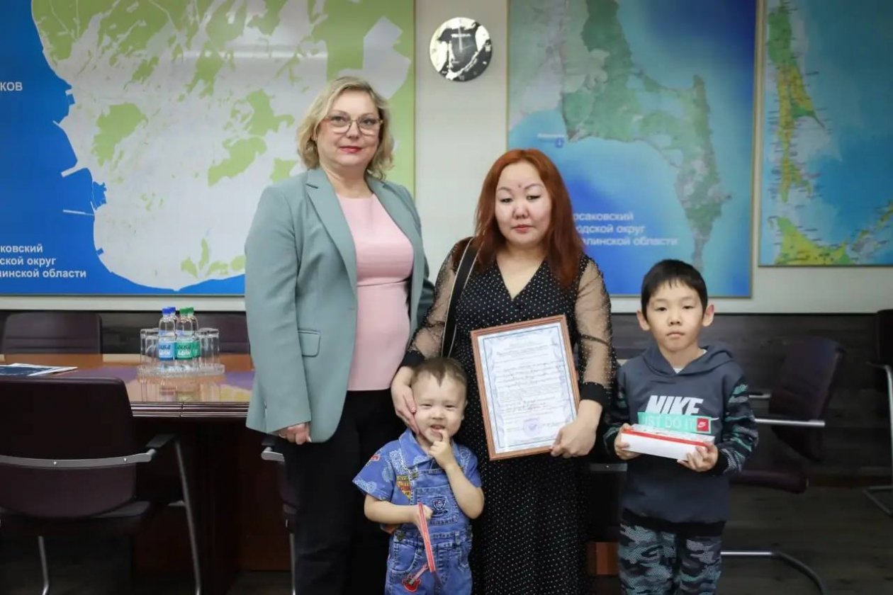 Многодетной семье из Корсакова вручили сертификат на улучшение жилья telegram-канал мэра Корсаковского МО Наталии Куприной