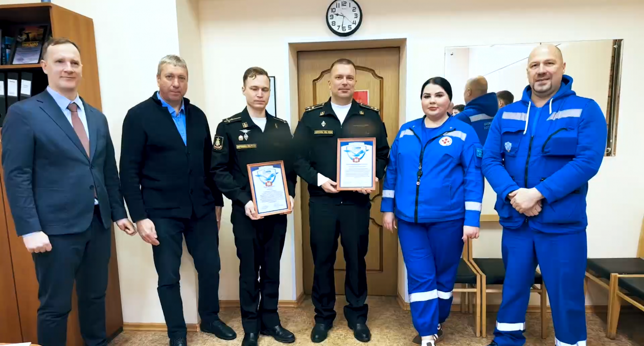 Медики поблагодарили моряка за спасение двух девушек при ДТП во Владивостоке Скриншот из видео в ТГ-канале (18+) &quotВладивостокская скорая&quot