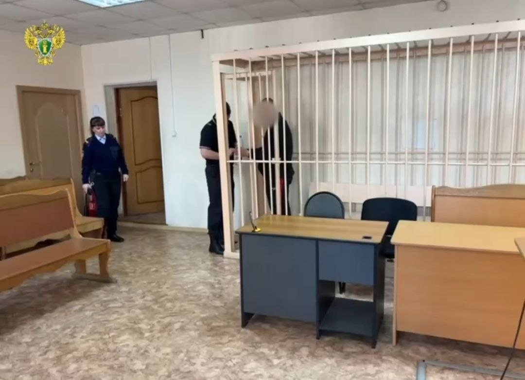 Обвиняемый заключен под стражу. Скриншот видео тг-канал (18+) прокуратуры Приморского края