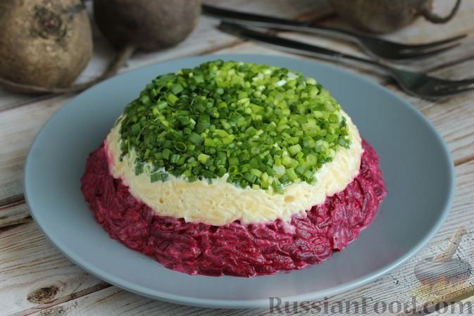 Свекольный шедевр: слоёный салат с сыром, чесноком и зелёным луком - классический салат по-новому russianfood.com