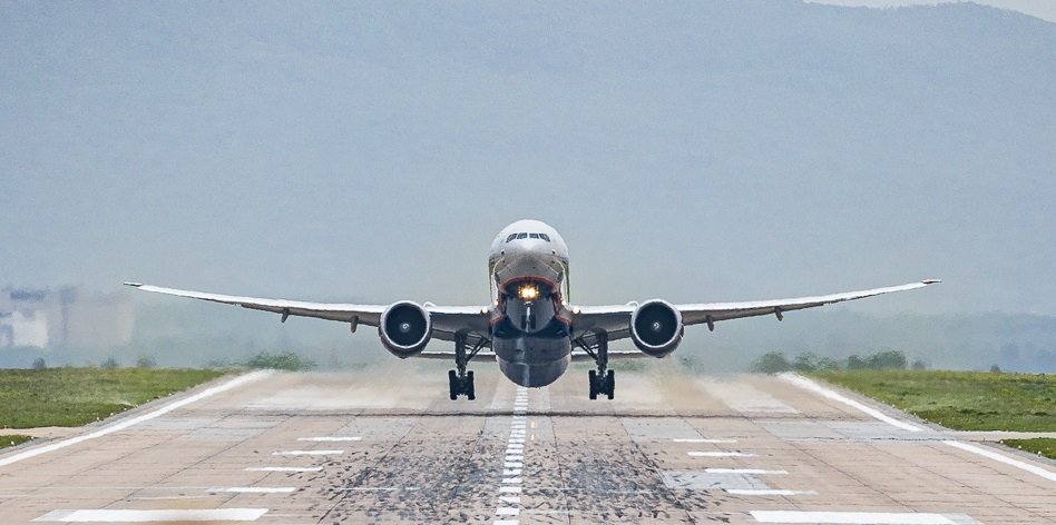 Самолёт на взлетной полосе аэропорта Владивостока Илья Аверьянов, ИА PrimaMedia