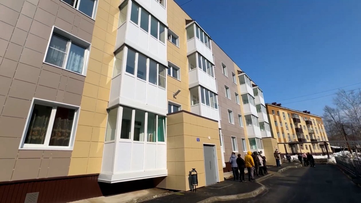 40 семей из села Быков переехали в новый дом по программе переселения из аварийного жилья пресс-служба правительства Сахалинской области