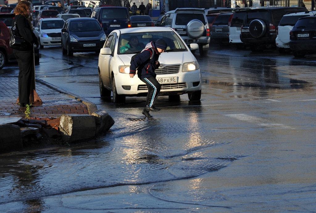 Водопроводная вода заливала улицы, Фото с места события собственное