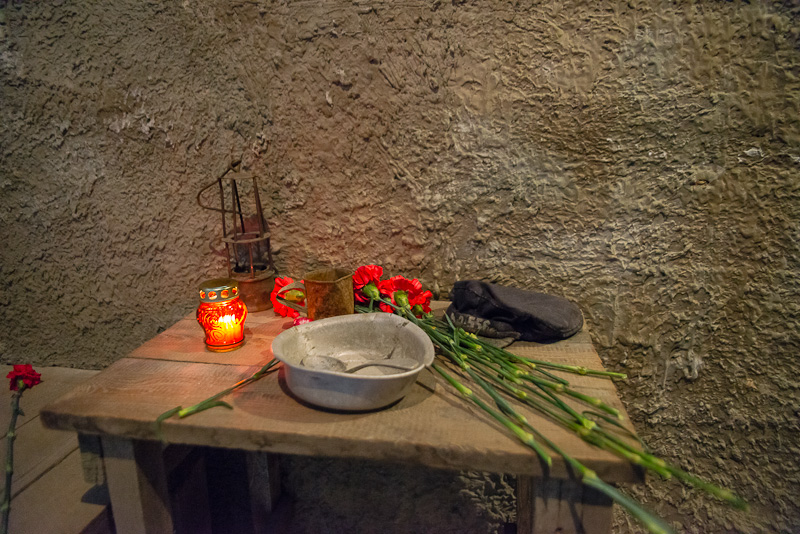 Для посещения в монументе была открыта комната, представляющая собой одиночную камеру заключенных, Фото с места события собственное