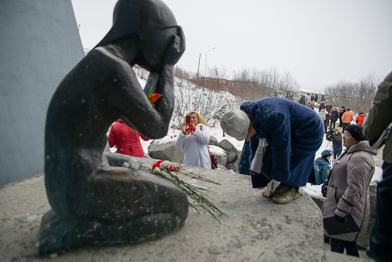 Многие люди кланялись монументу "Маска скорби", Фото с места события собственное