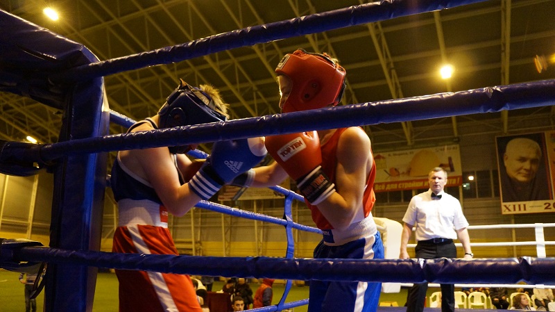 Соперник жмется к канатам, Фото с места события собственное