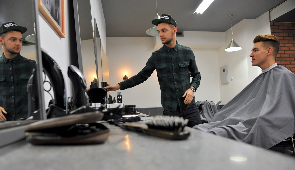 Чоп чоп фото. Производство посещения в парикмахерской. Посещение парикмахерской при коронавирусе. Маникюр для парикмахера. Парикмахерская дети с ограниченными возможностями.