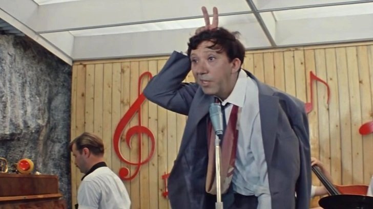 Фильмы СССР к 1 апреля Кадр из фильма &quotБриллиантовая рука&quot (16+), 1969 год