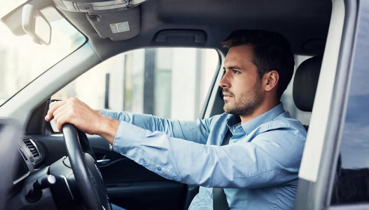 Одна привычка за рулём выдаёт вас с головой: что значит, если держите руль сверху? ИИ GigaChat (18+)