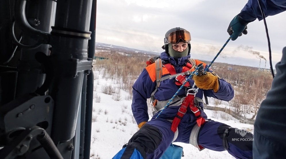 Спасатели МЧС отработали десантирование на Камчатке Пресс-служба ГУ МЧС России по КК 