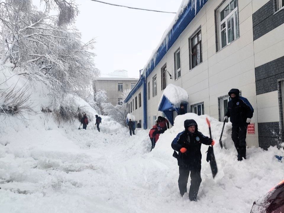 Сход снега на улице Советской Из ТГ-канала (18+) Евгения Беляева
